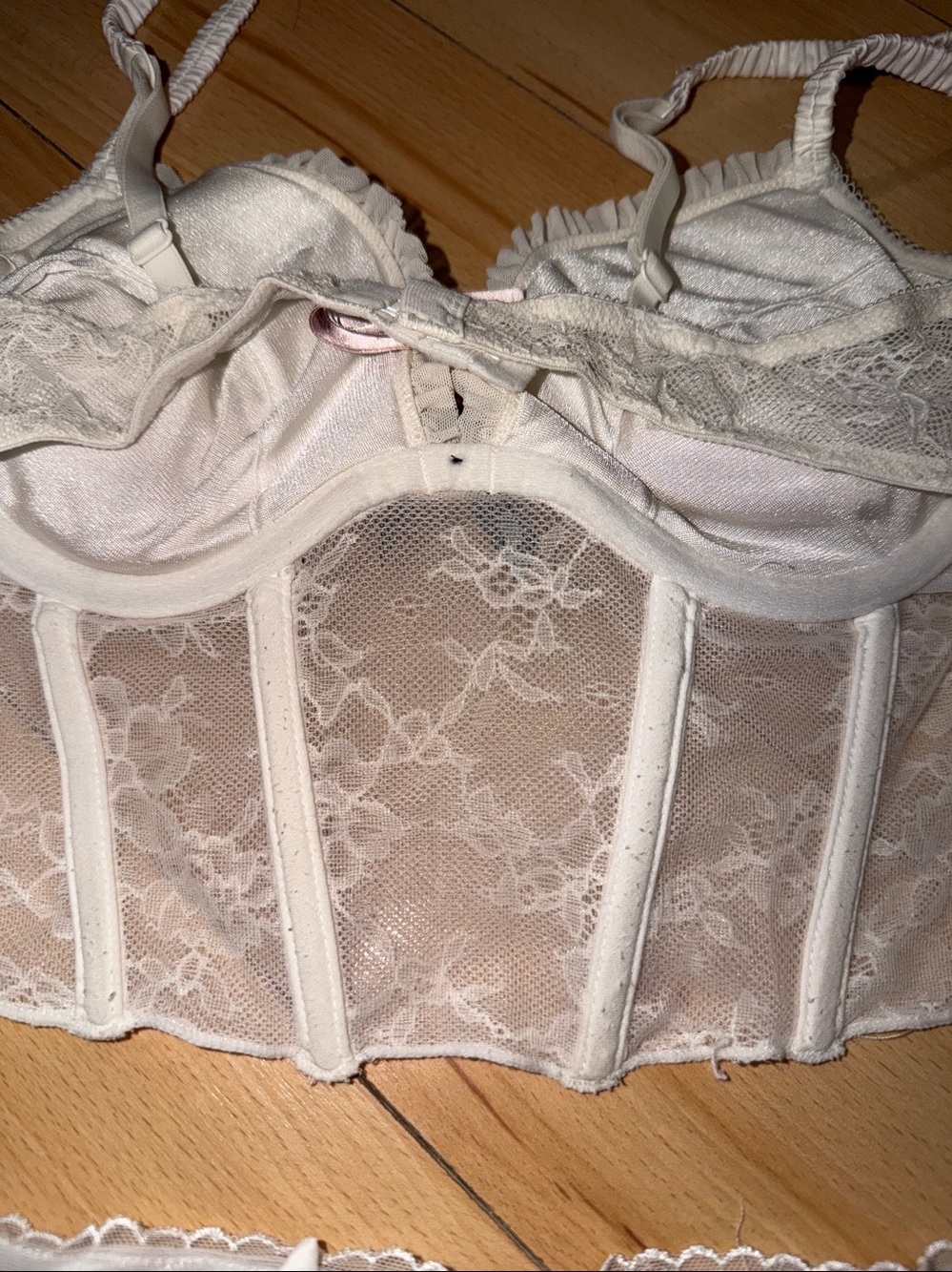 La SENZA White Lace Bustier & Lace Skirt Set with Black Ribbon Detail - Picture 11 of 13